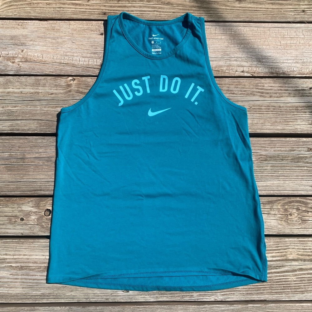Nike women’s athletic cut muscle tee/tank, size M